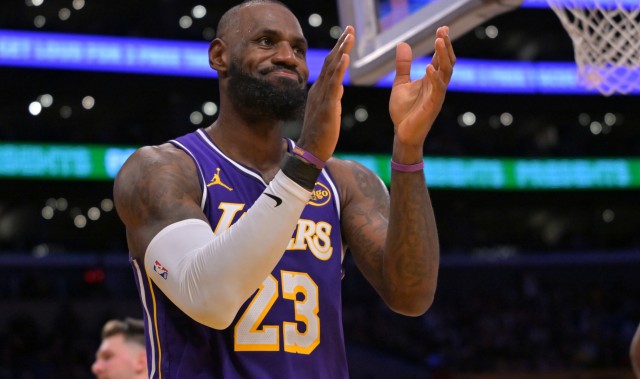 詹姆斯给湖人带来了很多闹剧 但别忘了 是他把球队从泥潭中拉出来